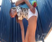 S volosatoj kiskoj v plyazhnoj kabinke pereodevaetsya